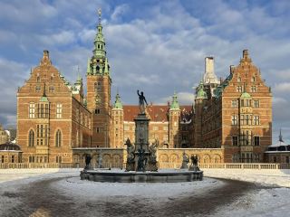 弗雷德里克堡宮（Frederiksborg）位於丹麥希勒勒德（Hillerød）市中心，距離首都哥本