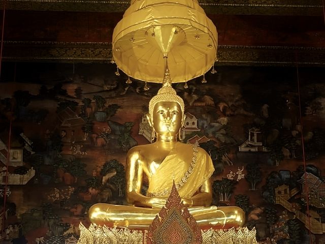 Unveiling Wat Suthat's Serene Grandeur! 🇹🇭