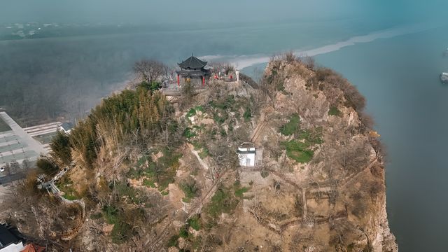 去過安慶數次，卻未曾發現在長江中還有一座獨立的山峰