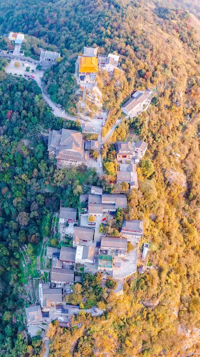 私は黄陂の大きな壮大な仏教寺院に感動しました、一つの山、一つの物語