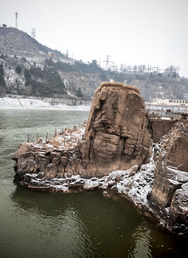 一夜雪後，濃霧中的三門峽大壩