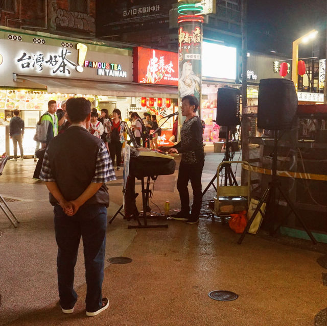 臺北必去景點西門町在人潮洶湧中看臺北街頭繁華
