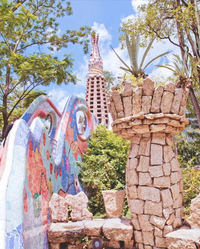 I can't believe it's in Shenzhen!! The colorful Gaudi Park is just too dopamine-inducing!!