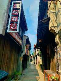你有見過被稱作「一線天」的老街嗎？這是巴城老街留下的久遠歲月痕跡