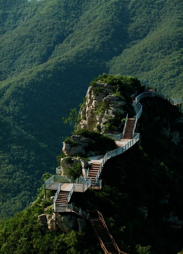 不出鄭州，有山，有水，有公路，有草原