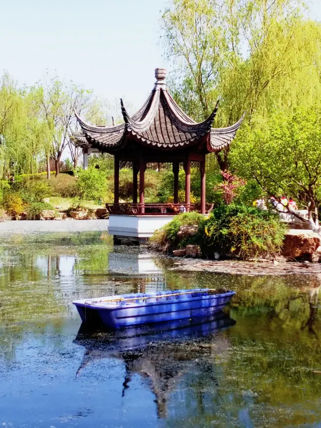 The spring breeze caresses the face, and the red flowers and green grass bring the beauty of Beijing Garden Expo Park to a stunning level