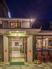 🌄✨ Pokhara's Hidden Gem: Hotel Barahi Review 🏨🍴