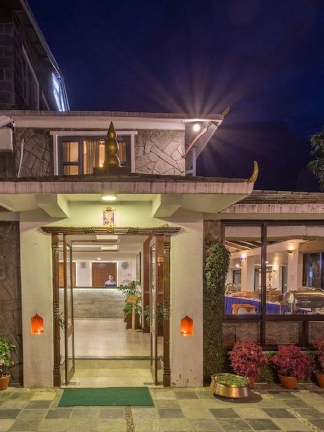 🌄✨ Pokhara's Hidden Gem: Hotel Barahi Review 🏨🍴