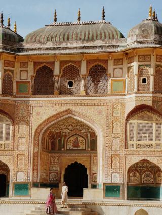 Must-visit attractions for first-time visitors to New Delhi, India.