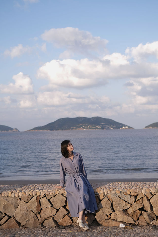 落日時分，鹹鹹海風吹向礁石和漁村。