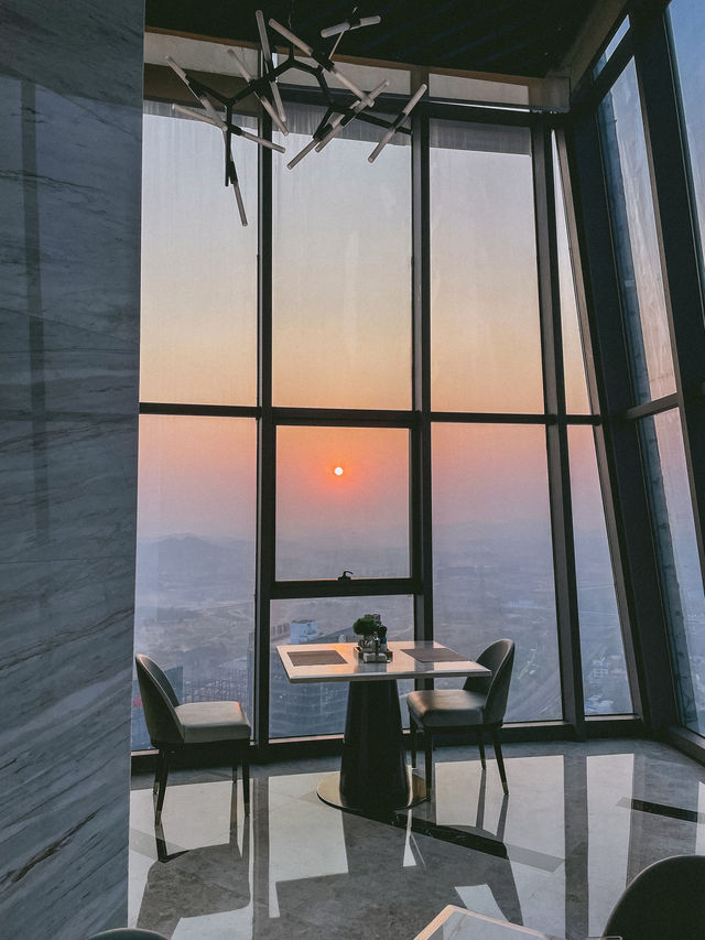 南寧酒店 270°落地玻璃窗於雲端高空俯瞰城市美景