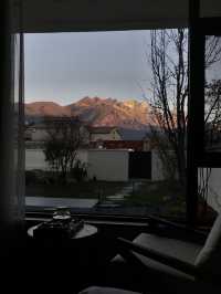 住在雪洛躺在床上就可以看到日照金山