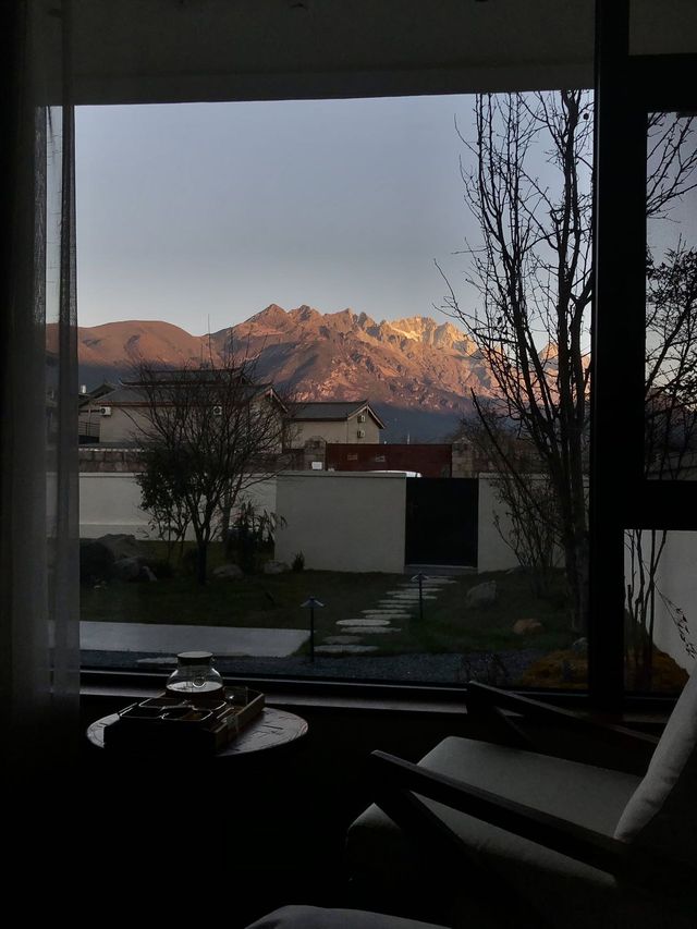 住在雪洛躺在床上就可以看到日照金山