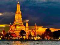 Bangkok’s Wat Arun at Sunset: A Golden Symphony on the Chao Phraya River