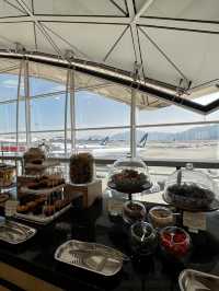 【香港機場Priority Pass Lounge大比拼！邊間抵食又好坐？】