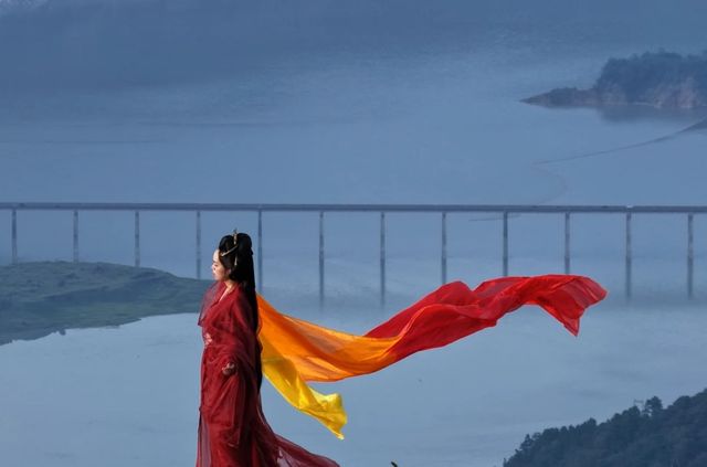 喺25℃嘅山頂雲端  睇日出追晚霞