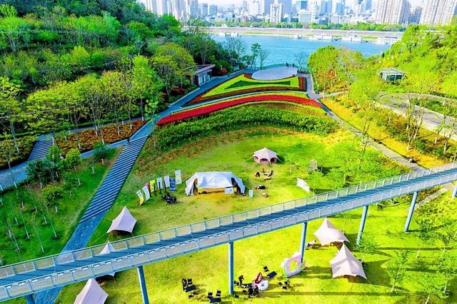 白天俯瞰江景，晚上欣賞燈光匯演，磨基山24小時漫遊指南：

磨基山作為宜昌「城市陽台」，既能徒步吸氧、俯瞰