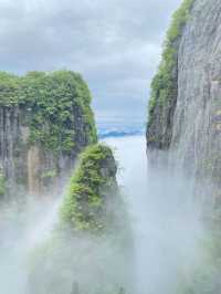 1 在這片被時光輕撫的土地上 每一塊石板路都鐫刻著故事 每一縷炊煙都纏繞著鄉愁 漫步於古城的晨曦 讓