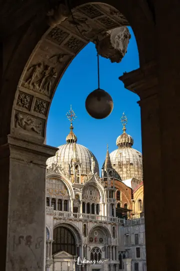 The book always loves to describe those unexpectedly joyful evenings—the sunset in Venice