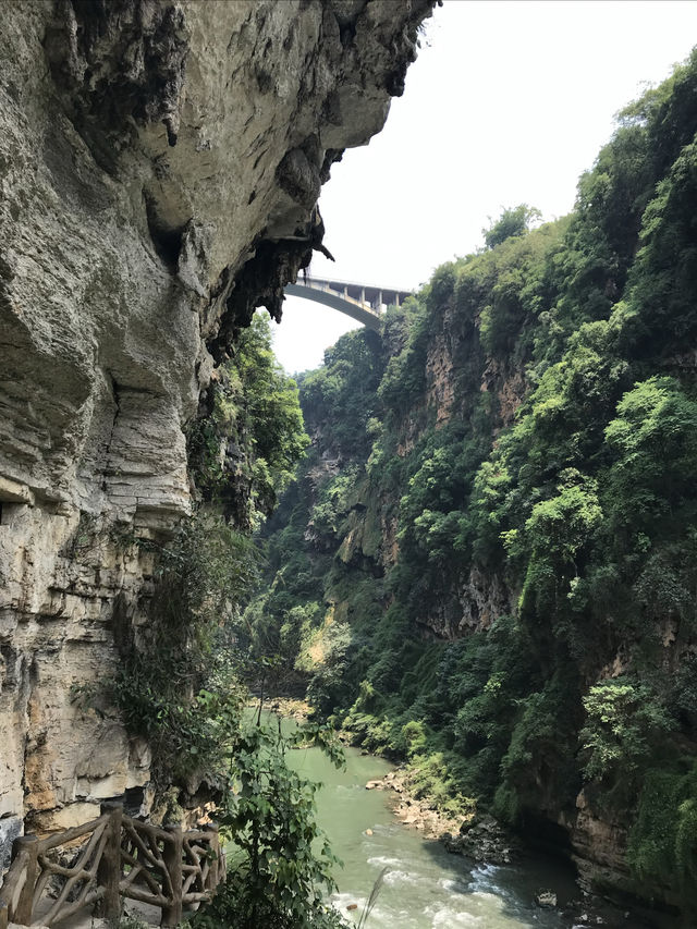 興義必打卡！穿越地球裂縫的瀑布仙境！   交通出行 地址：貴州省黔西南布依族苗族自治州興