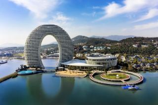 Black Diamond Experience! Check in at China's first seven-star water moon hotel
