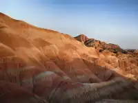 不望祁連山頂雪，錯把張掖當江南