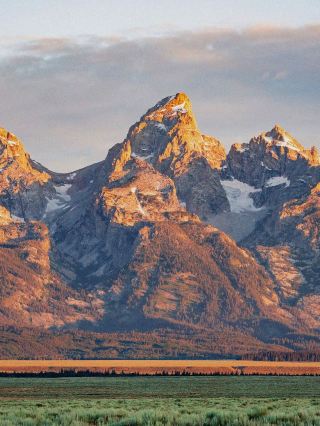 Early bird rush! Yellowstone and Western USA 13-person luxury small group staying in cabins