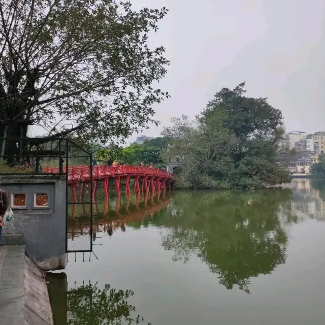 🇻🇳ベトナム ハノイ "フーテック橋とホアンキエム湖" 山水画みたいな風情に朱色の橋がアクセント、和みの景色が綺麗!