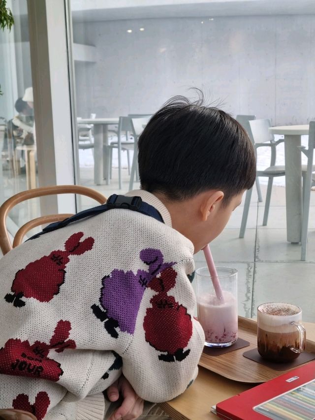 달달한 딸기라떼와 함께 뮤지엄카페 데이트