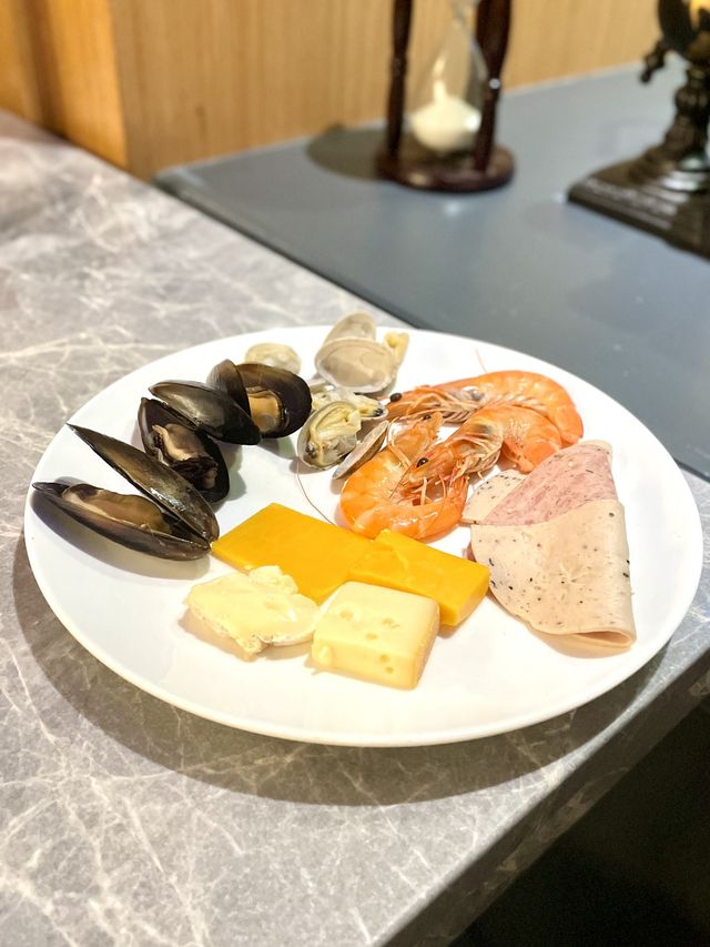 半自助晚餐$218起 任食多款沙律頭盤/海鮮/甜品