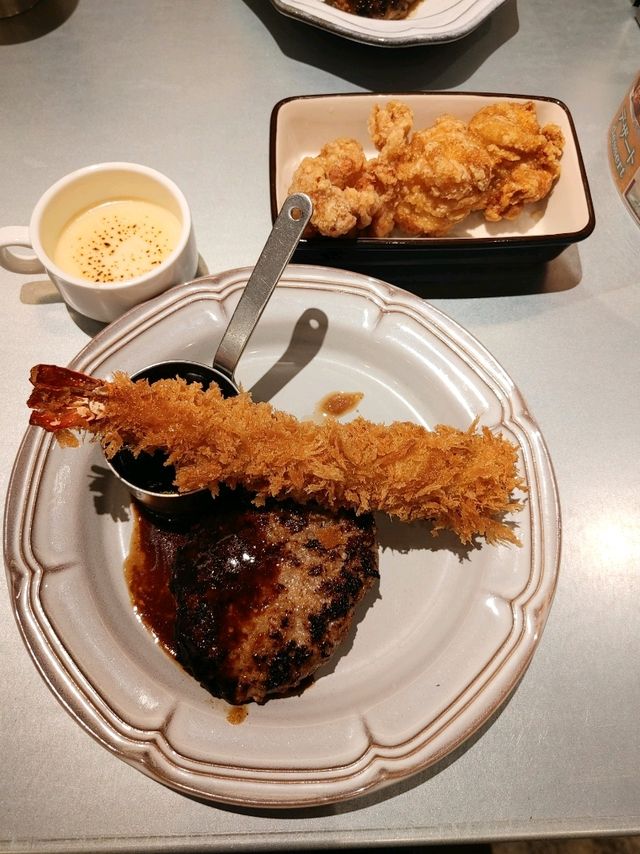 こだわりの炭火焼きハンバーグ・デミグラスソース