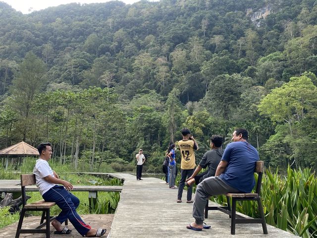 อุทยานแห่งชาติทะเลบัน ที่นี่โอบล้อมด้วยเทือกเขา