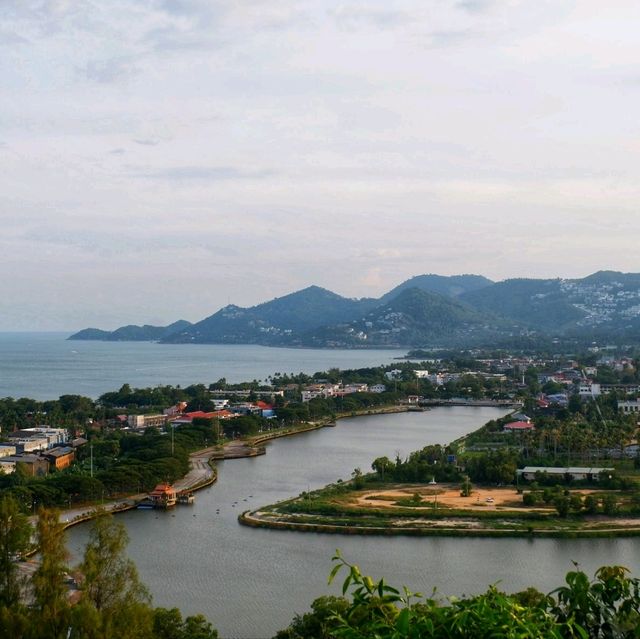 วัดบนเนิน มองเห็นวิวสนามบินสมุย