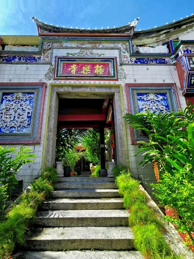 Spectacular Hilltop Buddist temple in Penang