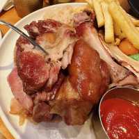 【休閒抵食西餐廳.蜜糖燒豬手🍖】