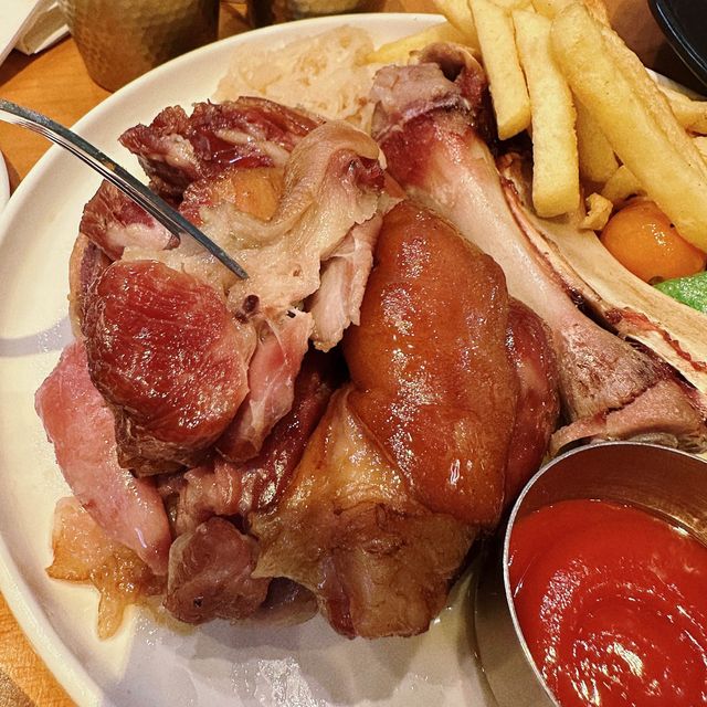 【休閒抵食西餐廳.蜜糖燒豬手🍖】