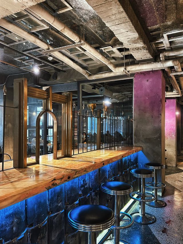 [台中] 由銀行改建的冰淇淋店 著名宮原眼科的內用分店-第四信用合作社