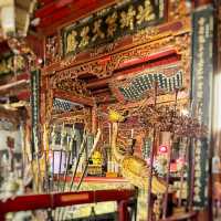 湖の近くのクアンタン寺