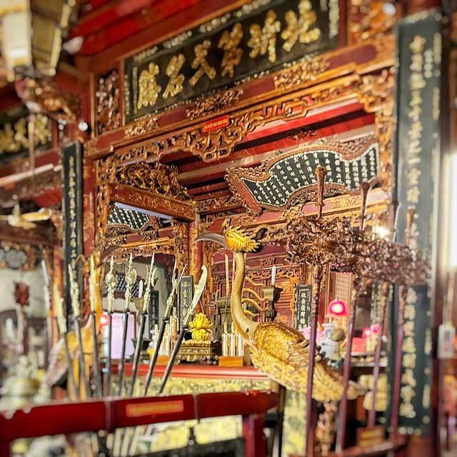 湖の近くのクアンタン寺