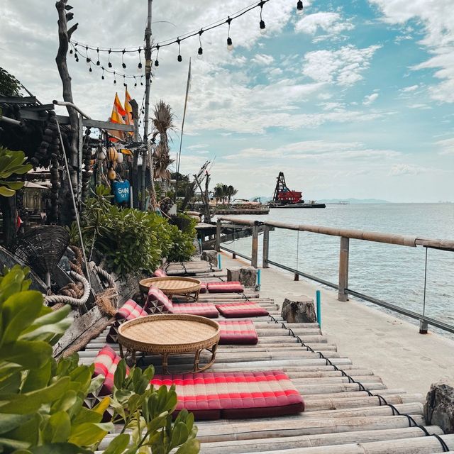 คาเฟ่ริมทะเลบางแสน vibes แบบฟีลติดเกาะ