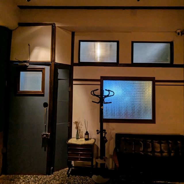台南-深夜三角老宅裡的酒吧咖啡：角窟酒吧咖啡