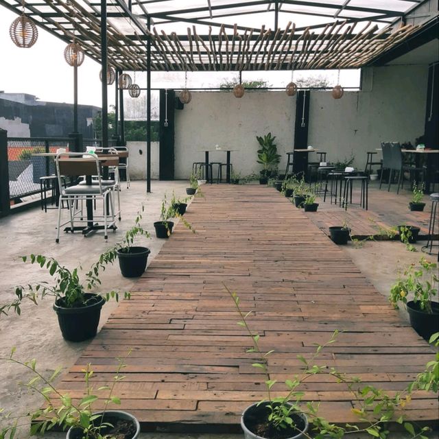 ONE OF THE NEW COFFEE SHOPS IN TOMANG