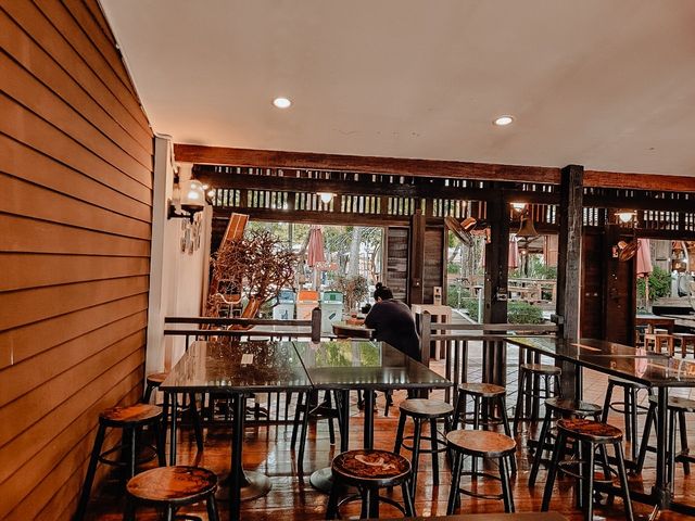 นั่งชิลร้านกาแฟ อัมพวา