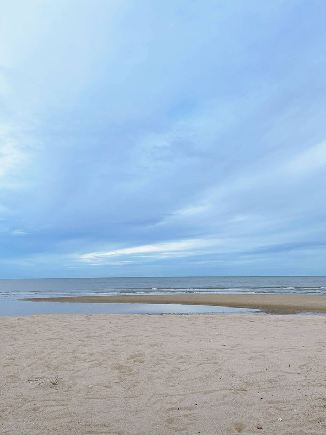 ริมชายหาดชะอำ 💙