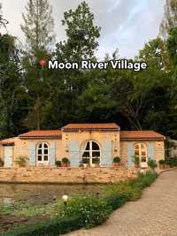  📍Moon River Village