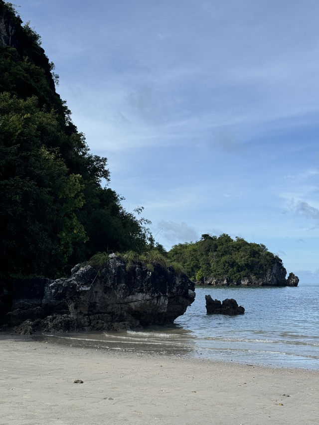 เดินเล่น ริมหาดนพรัตน์ธารา 🏖️ กระบี่