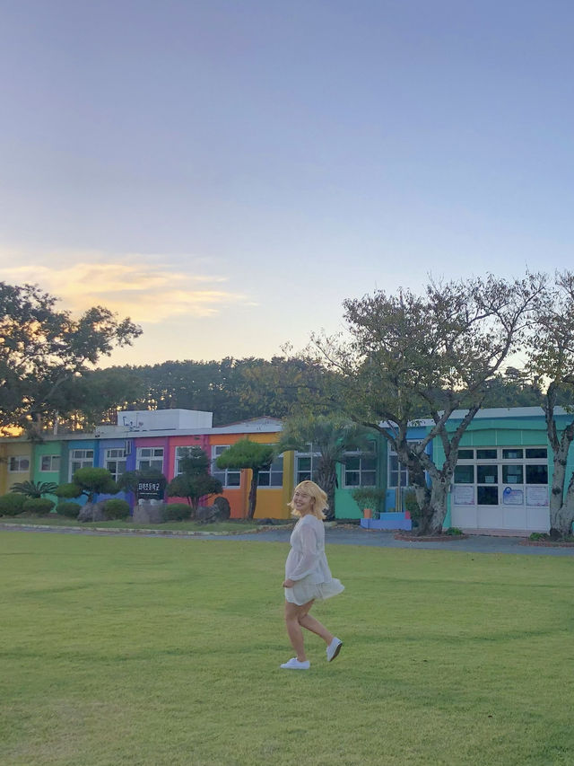 알록달록한 포토존으로 유명한 ‘더럭초등학교’