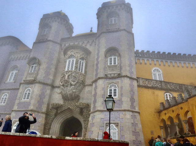 葡萄牙 🇵🇹 里斯本｜本來色彩繽紛變成迷霧裏的佩納宮？