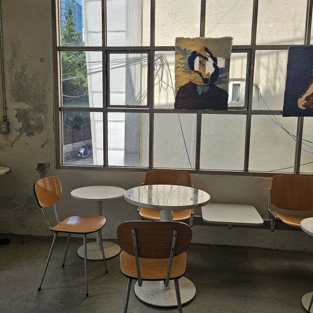 【韓国】絵画が飾ってあって美術館のようなカフェ🖼️