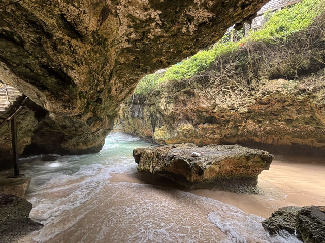 Uluwatu beach - Suluban / Bali 